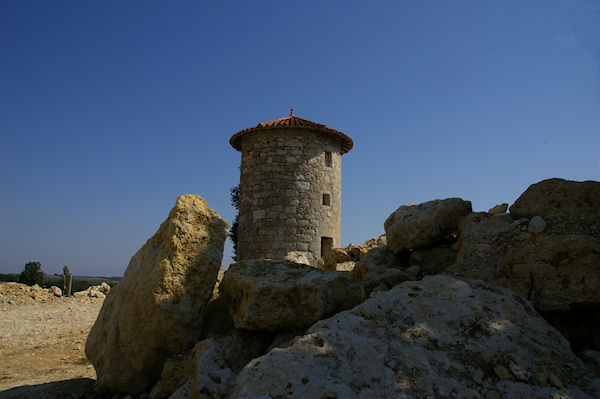 Un moulin restaur au dessus de Caubou