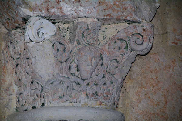 Un chapiteau dans la chapelle Ste Germaine prs de Le Baradieu