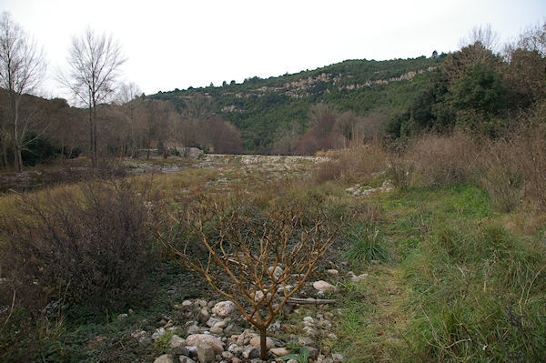 Barrage sur l'Orbieu domin par les falaises de la cte Fougasse