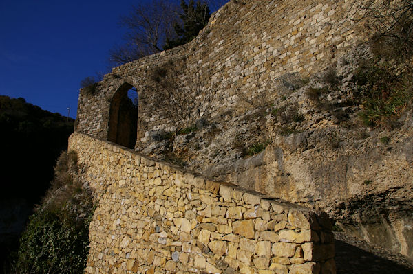 La porte Sud de Minerve donnant sur la Cesse