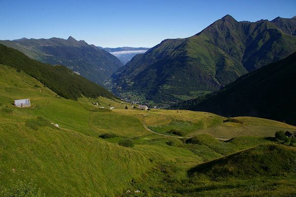 Le plateau de l'Estibe, dans la valle, Luz St Sauveur domin  gauche par le Pic de Viscos et  droite par le Soum de Nre