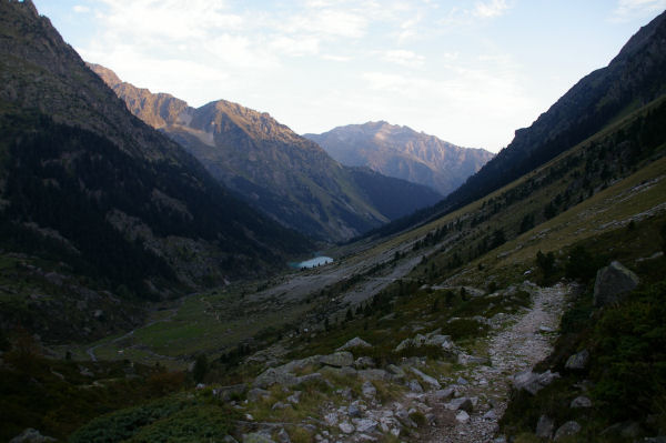 La valle du gave d'Arrens, le lac de Suyen et le Gabizos au fond