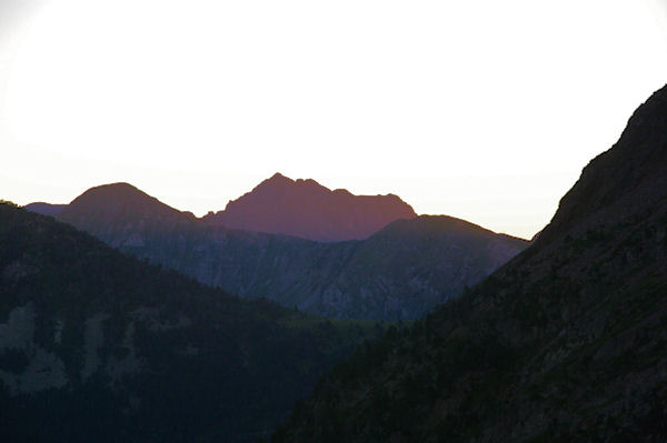 La pointe de l_Arbizon au lever du soleil