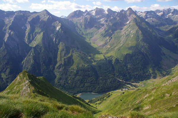 Le Lac d_Estaing et la large valle du ruisseau de Garren Blanc