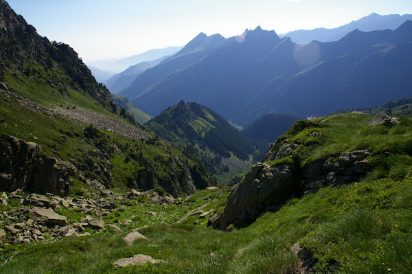 Le vallon du ruisseau de la Lie puis la valle du Gave d_Arrens surmonte par la crte du Pic du Midi d_Arrens et du Pic de Sarret