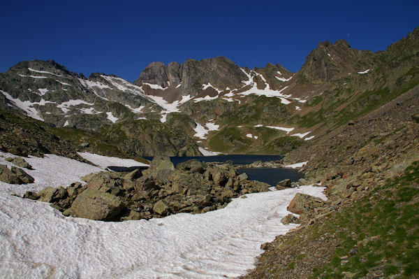 Le Lac de Pouey Laun entourr par le Pic des Tourettes, le Pic Sarroa et le Pic Estibre