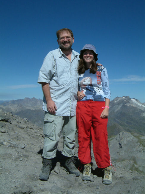 Deux randonneurs heureux, le Vignemale et son glacier  droite