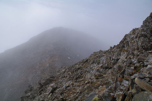 Le Pic du Milieu de Tapou dans les nuages depuis la crte Est du Grand Pic de Tapou