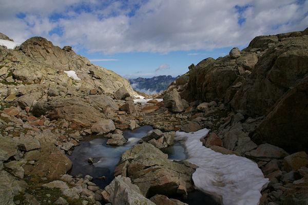 Un petit laquet de fonte, au fond, la valle de Barges