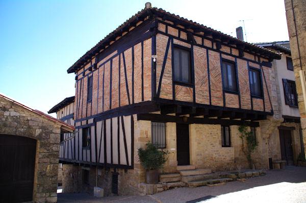 Une maison  colombage dans Puycelci