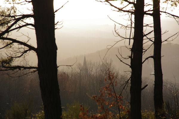 Le clocher de l_glise de Vaour dans la brume du soir